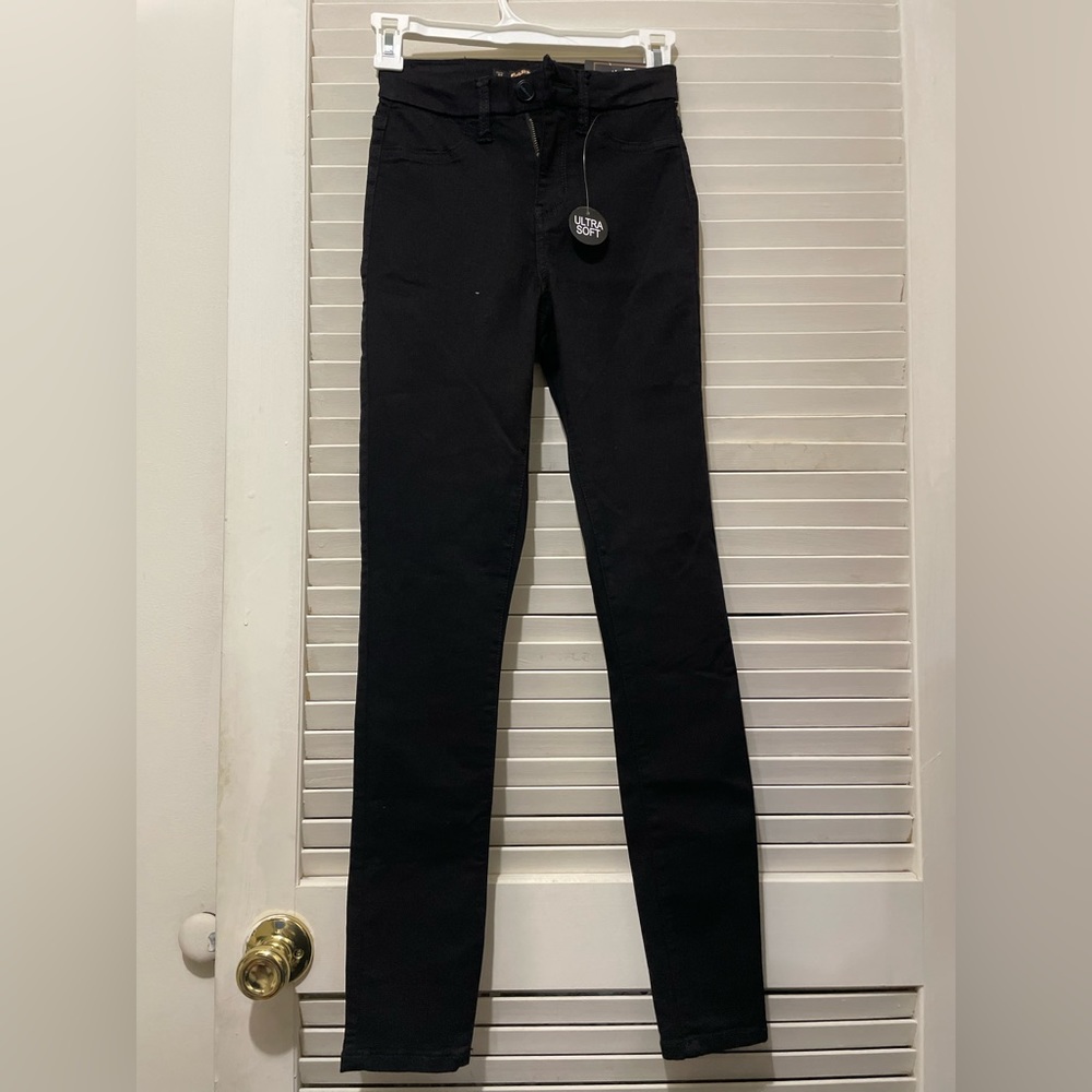 Dollhouse Juniors Curvy High Rise Skinny NWOT